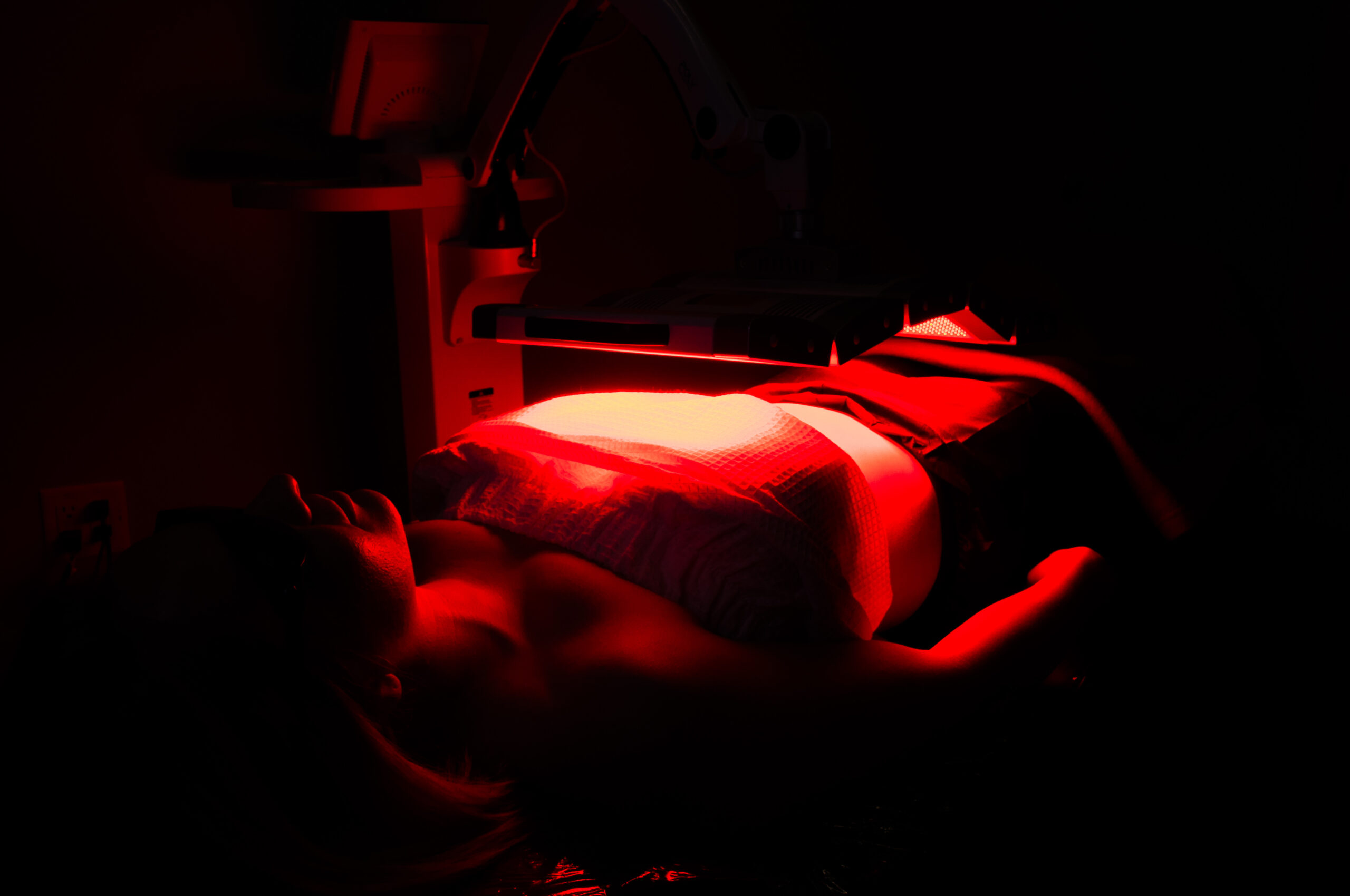 red light therapy on abdomen to enhance spray tan